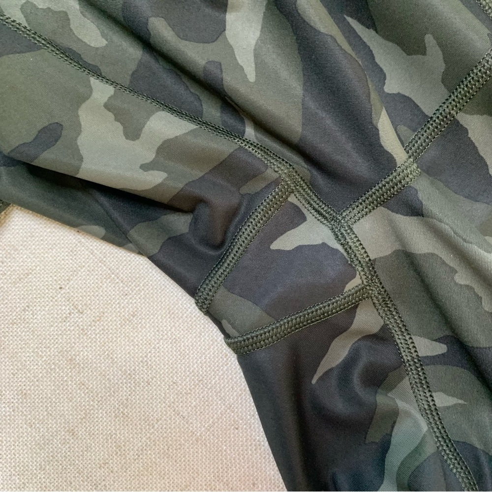Athleta Ultimate Stash Camo  7/8 LEGGINGS​​ - Picture 4 of 8